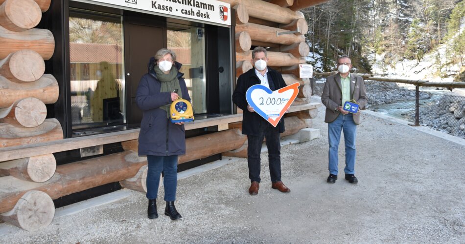 Übergabe Defibrilator-Spendenaktion gemeinsam mit der Ersten Bürgermeisterin Elisabeth Koch | © Markt Garmisch-Partenkirchen